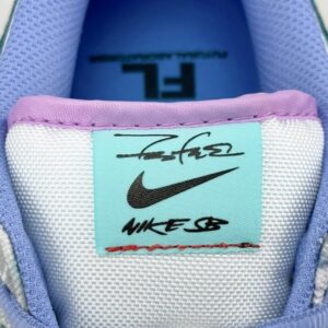 【AT3020】Futura Laboratories X Nike SB Dunk Low Pro "Bleached Aqua"ダンクシリーズの低カットモデル、アートマスターが手掛けたコラボモデル。白と水色の水晶染めのグラフィティが施された、ボードスニーカー。HF6061-400 男女兼用
