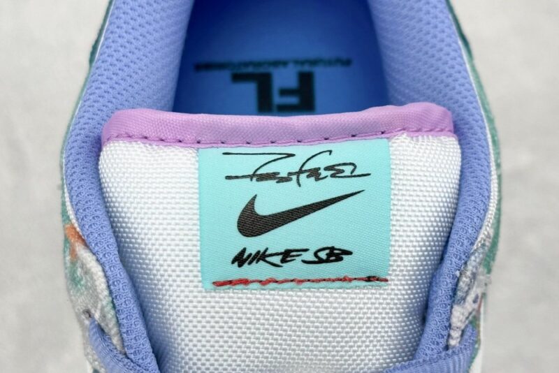 【AT3020】Futura Laboratories X Nike SB Dunk Low Pro "Bleached Aqua"ダンクシリーズの低カットモデル、アートマスターが手掛けたコラボモデル。白と水色の水晶染めのグラフィティが施された、ボードスニーカー。HF6061-400 男女兼用