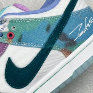【AT3020】Futura Laboratories X Nike SB Dunk Low Pro "Bleached Aqua"ダンクシリーズの低カットモデル、アートマスターが手掛けたコラボモデル。白と水色の水晶染めのグラフィティが施された、ボードスニーカー。HF6061-400 男女兼用