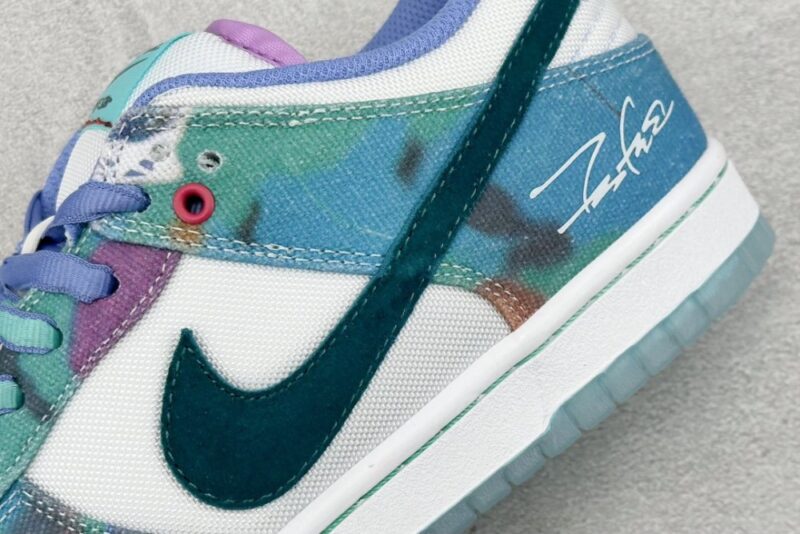 【AT3020】Futura Laboratories X Nike SB Dunk Low Pro "Bleached Aqua"ダンクシリーズの低カットモデル、アートマスターが手掛けたコラボモデル。白と水色の水晶染めのグラフィティが施された、ボードスニーカー。HF6061-400 男女兼用