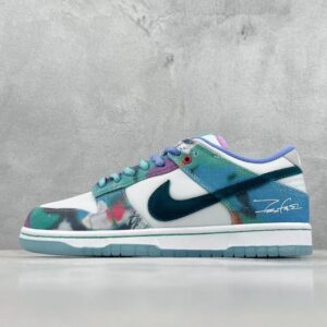 【AT3020】Futura Laboratories X Nike SB Dunk Low Pro "Bleached Aqua"ダンクシリーズの低カットモデル、アートマスターが手掛けたコラボモデル。白と水色の水晶染めのグラフィティが施された、ボードスニーカー。HF6061-400 男女兼用