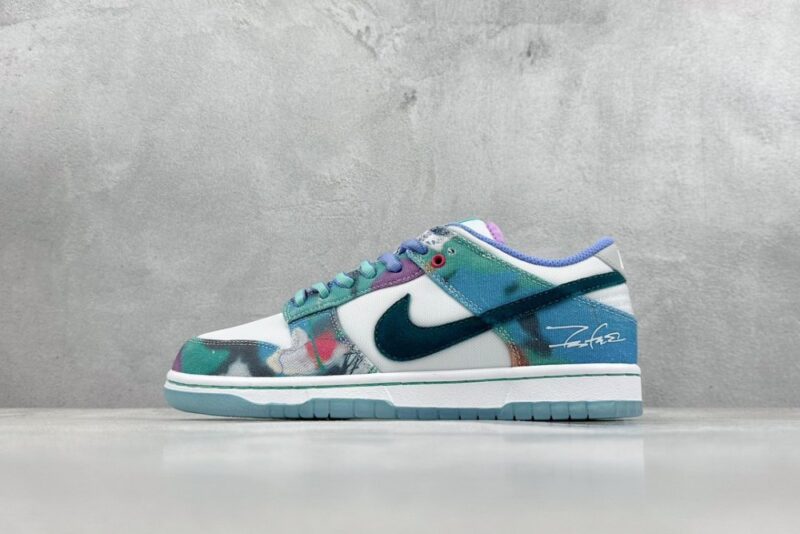 【AT3020】Futura Laboratories X Nike SB Dunk Low Pro "Bleached Aqua"ダンクシリーズの低カットモデル、アートマスターが手掛けたコラボモデル。白と水色の水晶染めのグラフィティが施された、ボードスニーカー。HF6061-400 男女兼用