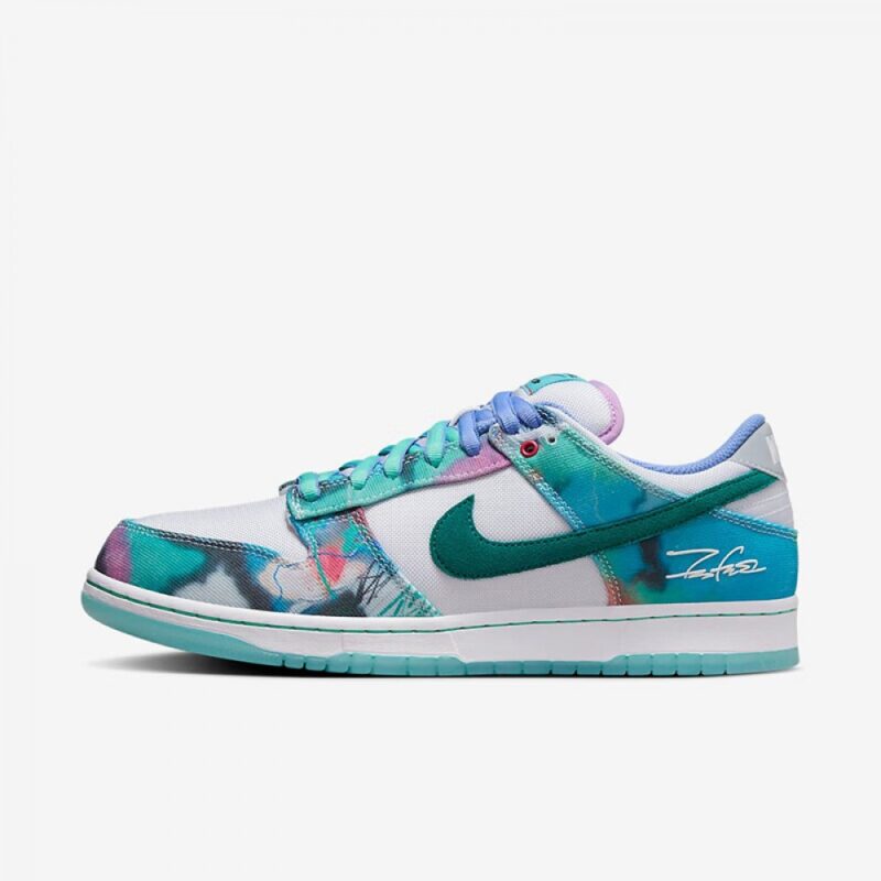 【AT3020】Futura Laboratories X Nike SB Dunk Low Pro "Bleached Aqua"ダンクシリーズの低カットモデル、アートマスターが手掛けたコラボモデル。白と水色の水晶染めのグラフィティが施された、ボードスニーカー。HF6061-400 男女兼用