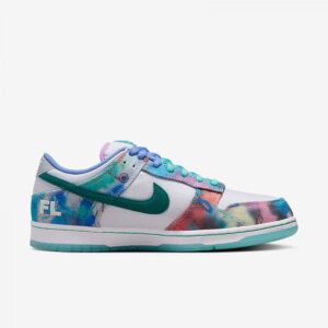 【AT3020】Futura Laboratories X Nike SB Dunk Low Pro "Bleached Aqua"ダンクシリーズの低カットモデル、アートマスターが手掛けたコラボモデル。白と水色の水晶染めのグラフィティが施された、ボードスニーカー。HF6061-400 男女兼用