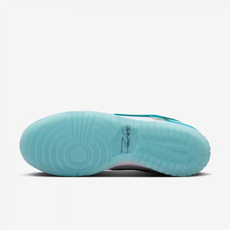 【AT3020】Futura Laboratories X Nike SB Dunk Low Pro "Bleached Aqua"ダンクシリーズの低カットモデル、アートマスターが手掛けたコラボモデル。白と水色の水晶染めのグラフィティが施された、ボードスニーカー。HF6061-400 男女兼用