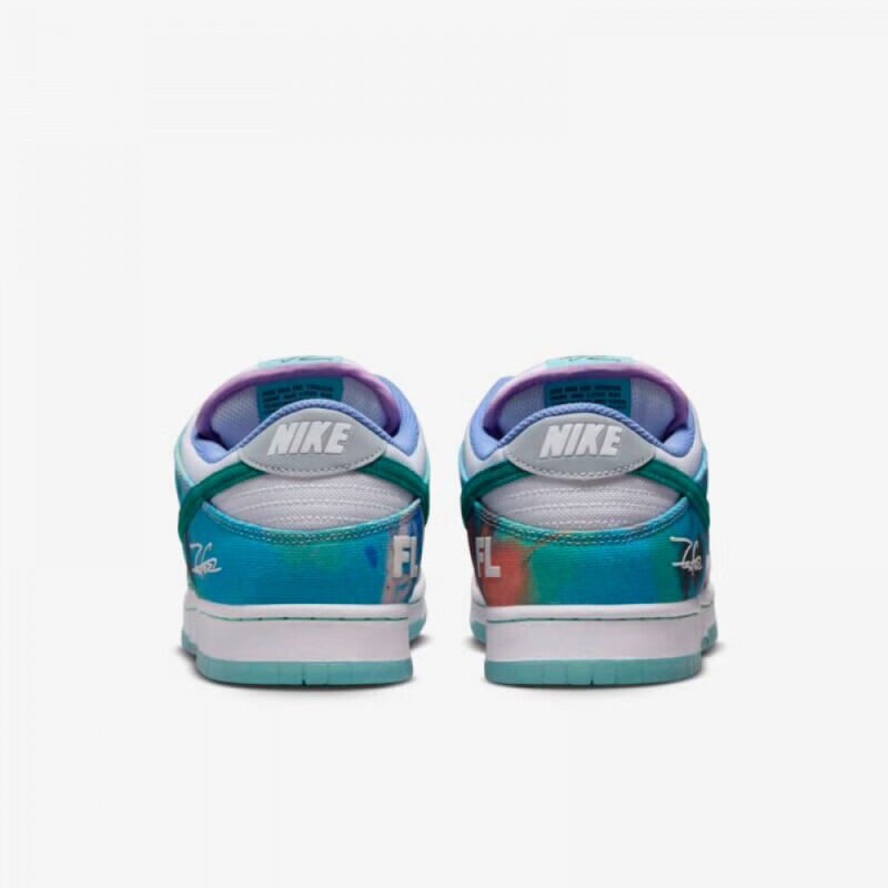 【AT3020】Futura Laboratories X Nike SB Dunk Low Pro "Bleached Aqua"ダンクシリーズの低カットモデル、アートマスターが手掛けたコラボモデル。白と水色の水晶染めのグラフィティが施された、ボードスニーカー。HF6061-400 男女兼用