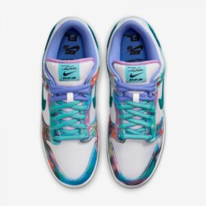 【AT3020】Futura Laboratories X Nike SB Dunk Low Pro "Bleached Aqua"ダンクシリーズの低カットモデル、アートマスターが手掛けたコラボモデル。白と水色の水晶染めのグラフィティが施された、ボードスニーカー。HF6061-400 男女兼用