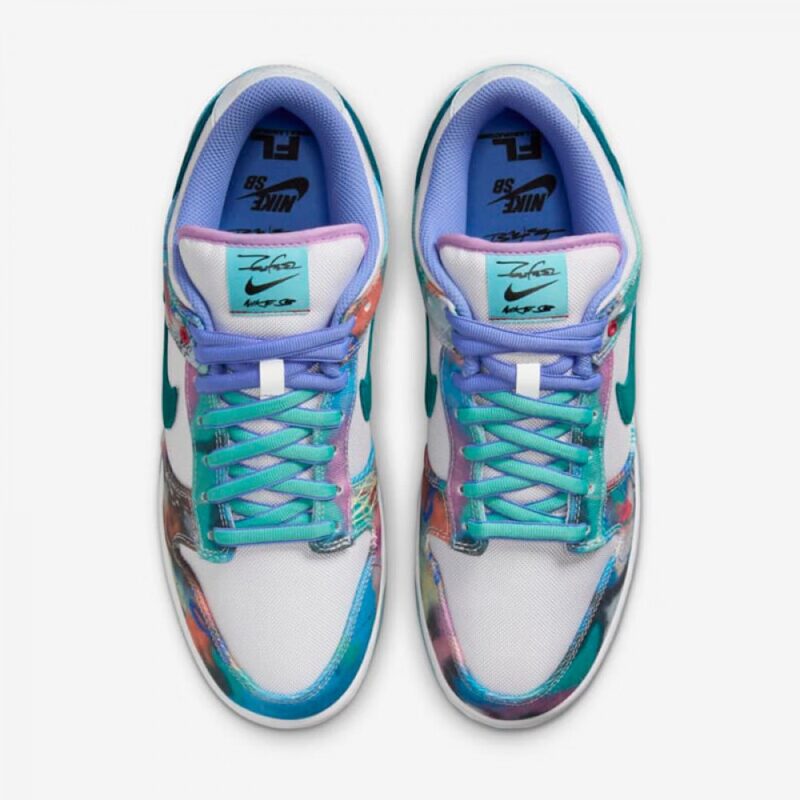 【AT3020】Futura Laboratories X Nike SB Dunk Low Pro "Bleached Aqua"ダンクシリーズの低カットモデル、アートマスターが手掛けたコラボモデル。白と水色の水晶染めのグラフィティが施された、ボードスニーカー。HF6061-400 男女兼用