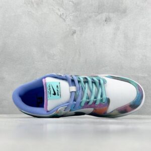 【AT3020】Futura Laboratories X Nike SB Dunk Low Pro "Bleached Aqua"ダンクシリーズの低カットモデル、アートマスターが手掛けたコラボモデル。白と水色の水晶染めのグラフィティが施された、ボードスニーカー。HF6061-400 男女兼用