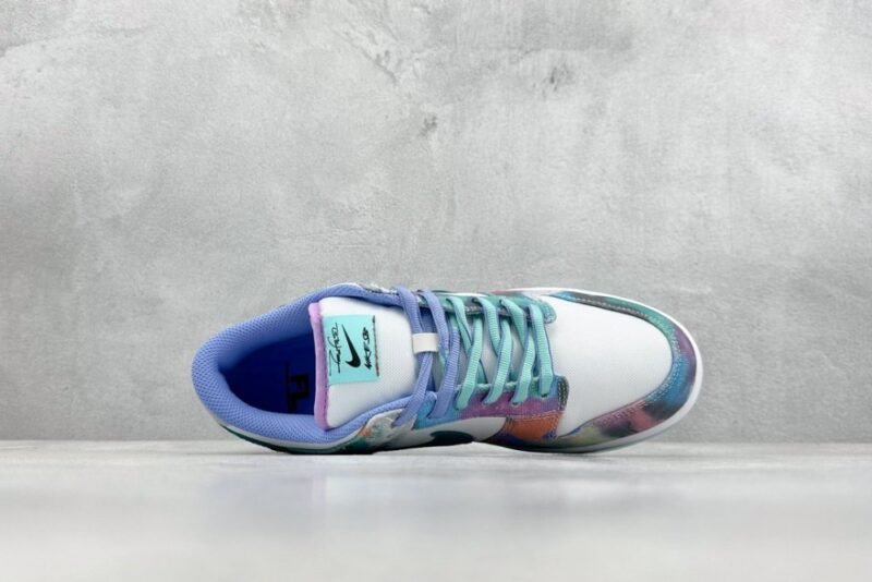 【AT3020】Futura Laboratories X Nike SB Dunk Low Pro "Bleached Aqua"ダンクシリーズの低カットモデル、アートマスターが手掛けたコラボモデル。白と水色の水晶染めのグラフィティが施された、ボードスニーカー。HF6061-400 男女兼用