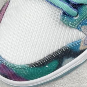 【AT3020】Futura Laboratories X Nike SB Dunk Low Pro "Bleached Aqua"ダンクシリーズの低カットモデル、アートマスターが手掛けたコラボモデル。白と水色の水晶染めのグラフィティが施された、ボードスニーカー。HF6061-400 男女兼用