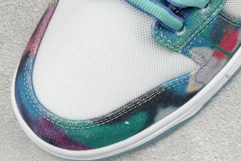 【AT3020】Futura Laboratories X Nike SB Dunk Low Pro "Bleached Aqua"ダンクシリーズの低カットモデル、アートマスターが手掛けたコラボモデル。白と水色の水晶染めのグラフィティが施された、ボードスニーカー。HF6061-400 男女兼用