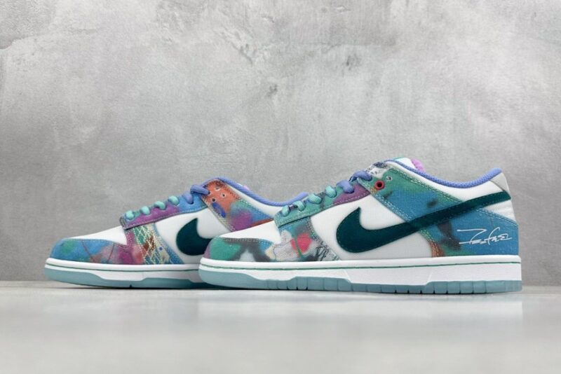 【AT3020】Futura Laboratories X Nike SB Dunk Low Pro "Bleached Aqua"ダンクシリーズの低カットモデル、アートマスターが手掛けたコラボモデル。白と水色の水晶染めのグラフィティが施された、ボードスニーカー。HF6061-400 男女兼用