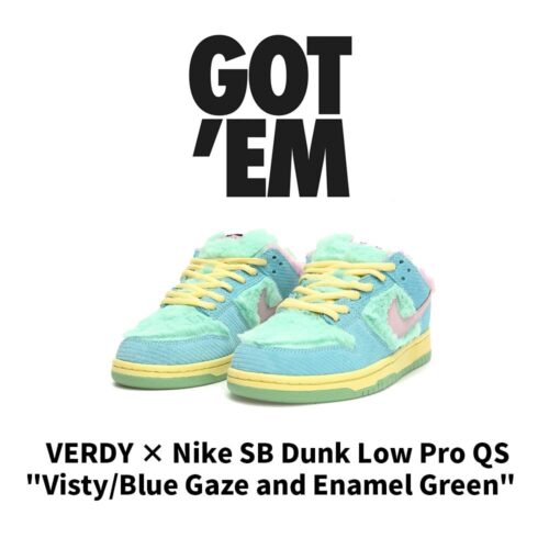【AT3068】Verdy x Nike SB Dunk Low Pro "Visty"ラインナップのローカットスケートボードスニーカー。このコレクションには、シグネチャーの毛皮のマウステールグリーン、イエロー、ブルーがあります。商品番号: FN6040-400