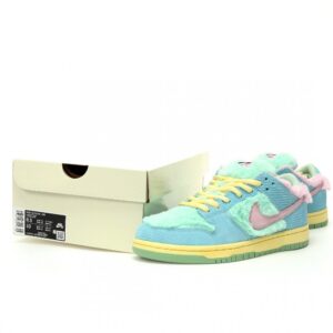 【AT3068】Verdy x Nike SB Dunk Low Pro "Visty"ラインナップのローカットスケートボードスニーカー。このコレクションには、シグネチャーの毛皮のマウステールグリーン、イエロー、ブルーがあります。商品番号: FN6040-400