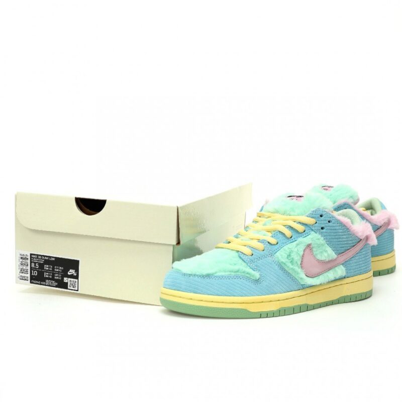【AT3068】Verdy x Nike SB Dunk Low Pro "Visty"ラインナップのローカットスケートボードスニーカー。このコレクションには、シグネチャーの毛皮のマウステールグリーン、イエロー、ブルーがあります。商品番号: FN6040-400