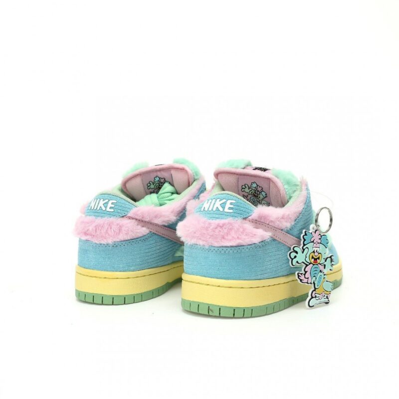【AT3068】Verdy x Nike SB Dunk Low Pro "Visty"ラインナップのローカットスケートボードスニーカー。このコレクションには、シグネチャーの毛皮のマウステールグリーン、イエロー、ブルーがあります。商品番号: FN6040-400