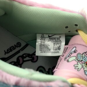 【AT3068】Verdy x Nike SB Dunk Low Pro "Visty"ラインナップのローカットスケートボードスニーカー。このコレクションには、シグネチャーの毛皮のマウステールグリーン、イエロー、ブルーがあります。商品番号: FN6040-400