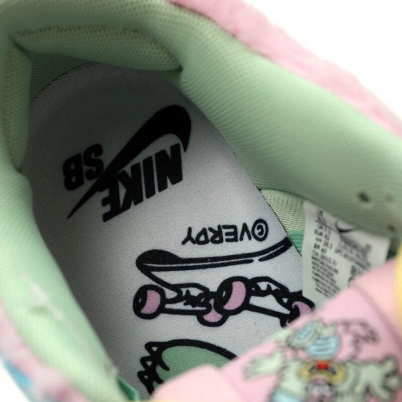 【AT3068】Verdy x Nike SB Dunk Low Pro "Visty"ラインナップのローカットスケートボードスニーカー。このコレクションには、シグネチャーの毛皮のマウステールグリーン、イエロー、ブルーがあります。商品番号: FN6040-400