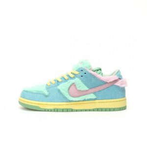 【AT3068】Verdy x Nike SB Dunk Low Pro "Visty"ラインナップのローカットスケートボードスニーカー。このコレクションには、シグネチャーの毛皮のマウステールグリーン、イエロー、ブルーがあります。商品番号: FN6040-400