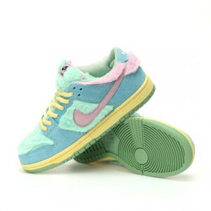 【AT3068】Verdy x Nike SB Dunk Low Pro "Visty"ラインナップのローカットスケートボードスニーカー。このコレクションには、シグネチャーの毛皮のマウステールグリーン、イエロー、ブルーがあります。商品番号: FN6040-400