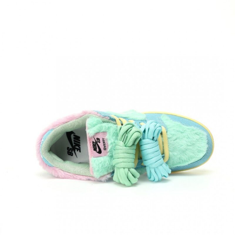【AT3068】Verdy x Nike SB Dunk Low Pro "Visty"ラインナップのローカットスケートボードスニーカー。このコレクションには、シグネチャーの毛皮のマウステールグリーン、イエロー、ブルーがあります。商品番号: FN6040-400
