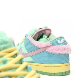 【AT3068】Verdy x Nike SB Dunk Low Pro "Visty"ラインナップのローカットスケートボードスニーカー。このコレクションには、シグネチャーの毛皮のマウステールグリーン、イエロー、ブルーがあります。商品番号: FN6040-400