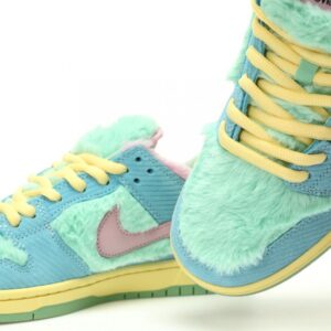 【AT3068】Verdy x Nike SB Dunk Low Pro "Visty"ラインナップのローカットスケートボードスニーカー。このコレクションには、シグネチャーの毛皮のマウステールグリーン、イエロー、ブルーがあります。商品番号: FN6040-400