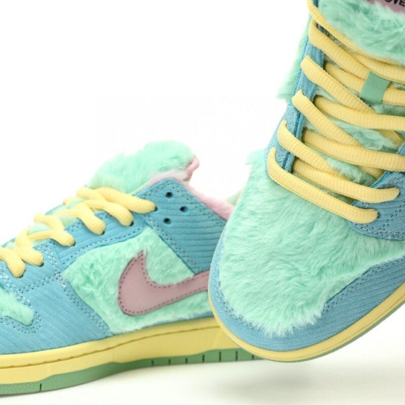 【AT3068】Verdy x Nike SB Dunk Low Pro "Visty"ラインナップのローカットスケートボードスニーカー。このコレクションには、シグネチャーの毛皮のマウステールグリーン、イエロー、ブルーがあります。商品番号: FN6040-400