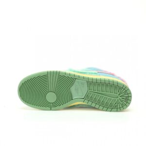 【AT3068】Verdy x Nike SB Dunk Low Pro "Visty"ラインナップのローカットスケートボードスニーカー。このコレクションには、シグネチャーの毛皮のマウステールグリーン、イエロー、ブルーがあります。商品番号: FN6040-400