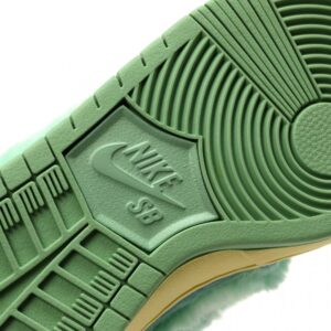 【AT3068】Verdy x Nike SB Dunk Low Pro "Visty"ラインナップのローカットスケートボードスニーカー。このコレクションには、シグネチャーの毛皮のマウステールグリーン、イエロー、ブルーがあります。商品番号: FN6040-400