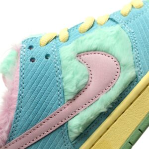 【AT3068】Verdy x Nike SB Dunk Low Pro "Visty"ラインナップのローカットスケートボードスニーカー。このコレクションには、シグネチャーの毛皮のマウステールグリーン、イエロー、ブルーがあります。商品番号: FN6040-400