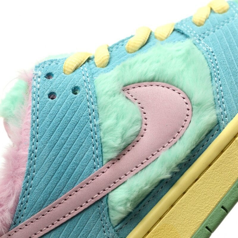 【AT3068】Verdy x Nike SB Dunk Low Pro "Visty"ラインナップのローカットスケートボードスニーカー。このコレクションには、シグネチャーの毛皮のマウステールグリーン、イエロー、ブルーがあります。商品番号: FN6040-400