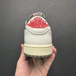 【AT3085】Travis Scott × Nike Air Jordan 1 Low OG SP "Reverse Olive" は、ナイキと人気ラッパーTravis Scottによる最新のコラボモデルです。これまでの大ヒットしたコラボシリーズの独特なデザインを継承し、クラシックさとトレンドを兼ね備えています 品番: DM7866-200