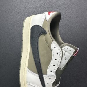 【AT3085】Travis Scott × Nike Air Jordan 1 Low OG SP "Reverse Olive" は、ナイキと人気ラッパーTravis Scottによる最新のコラボモデルです。これまでの大ヒットしたコラボシリーズの独特なデザインを継承し、クラシックさとトレンドを兼ね備えています 品番: DM7866-200