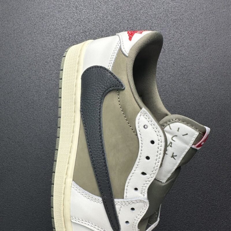 【AT3085】Travis Scott × Nike Air Jordan 1 Low OG SP "Reverse Olive" は、ナイキと人気ラッパーTravis Scottによる最新のコラボモデルです。これまでの大ヒットしたコラボシリーズの独特なデザインを継承し、クラシックさとトレンドを兼ね備えています 品番: DM7866-200