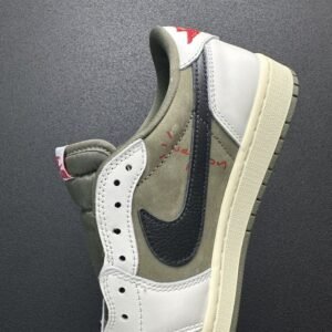 【AT3085】Travis Scott × Nike Air Jordan 1 Low OG SP "Reverse Olive" は、ナイキと人気ラッパーTravis Scottによる最新のコラボモデルです。これまでの大ヒットしたコラボシリーズの独特なデザインを継承し、クラシックさとトレンドを兼ね備えています 品番: DM7866-200