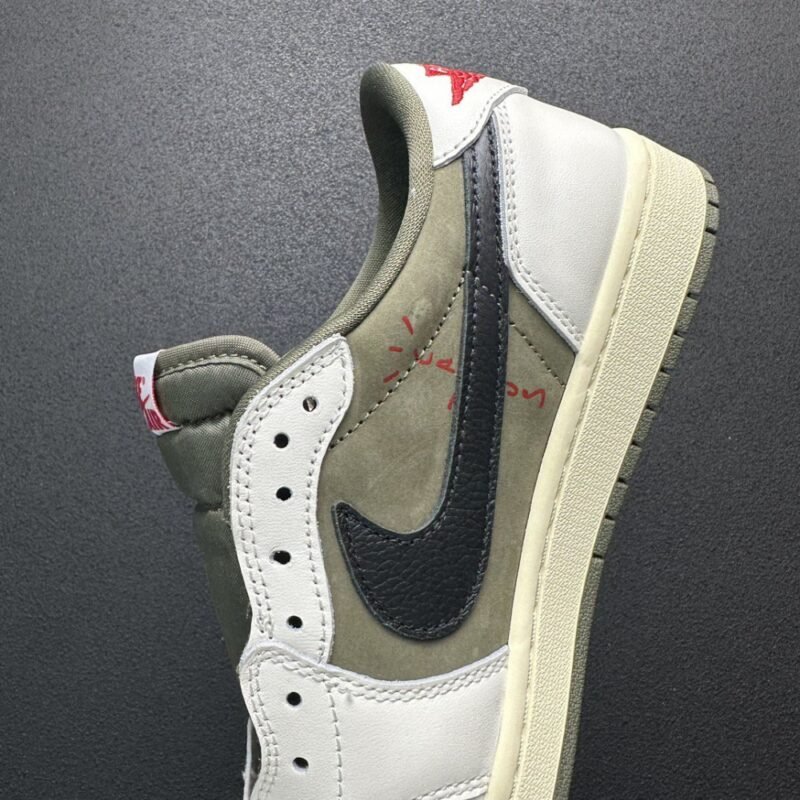 【AT3085】Travis Scott × Nike Air Jordan 1 Low OG SP "Reverse Olive" は、ナイキと人気ラッパーTravis Scottによる最新のコラボモデルです。これまでの大ヒットしたコラボシリーズの独特なデザインを継承し、クラシックさとトレンドを兼ね備えています 品番: DM7866-200