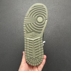 【AT3085】Travis Scott × Nike Air Jordan 1 Low OG SP "Reverse Olive" は、ナイキと人気ラッパーTravis Scottによる最新のコラボモデルです。これまでの大ヒットしたコラボシリーズの独特なデザインを継承し、クラシックさとトレンドを兼ね備えています 品番: DM7866-200
