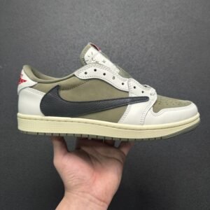 【AT3085】Travis Scott × Nike Air Jordan 1 Low OG SP "Reverse Olive" は、ナイキと人気ラッパーTravis Scottによる最新のコラボモデルです。これまでの大ヒットしたコラボシリーズの独特なデザインを継承し、クラシックさとトレンドを兼ね備えています 品番: DM7866-200