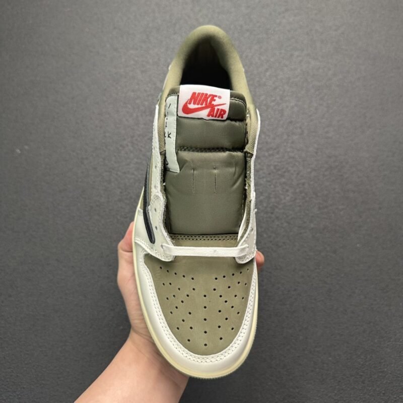 【AT3085】Travis Scott × Nike Air Jordan 1 Low OG SP "Reverse Olive" は、ナイキと人気ラッパーTravis Scottによる最新のコラボモデルです。これまでの大ヒットしたコラボシリーズの独特なデザインを継承し、クラシックさとトレンドを兼ね備えています 品番: DM7866-200