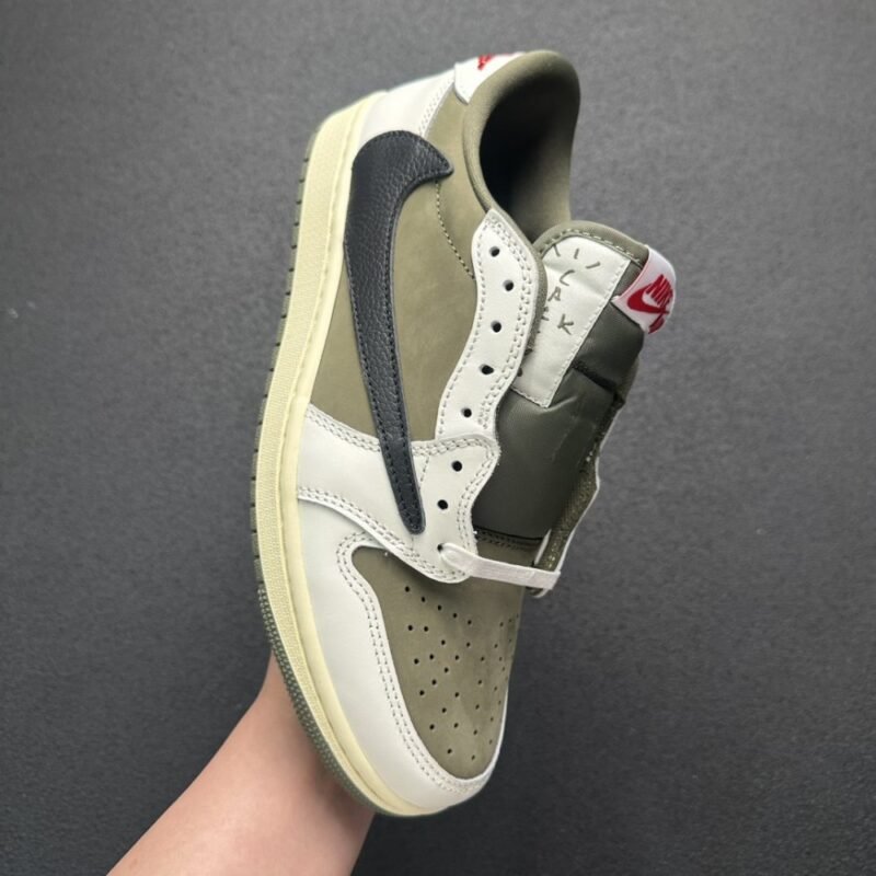 【AT3085】Travis Scott × Nike Air Jordan 1 Low OG SP "Reverse Olive" は、ナイキと人気ラッパーTravis Scottによる最新のコラボモデルです。これまでの大ヒットしたコラボシリーズの独特なデザインを継承し、クラシックさとトレンドを兼ね備えています 品番: DM7866-200