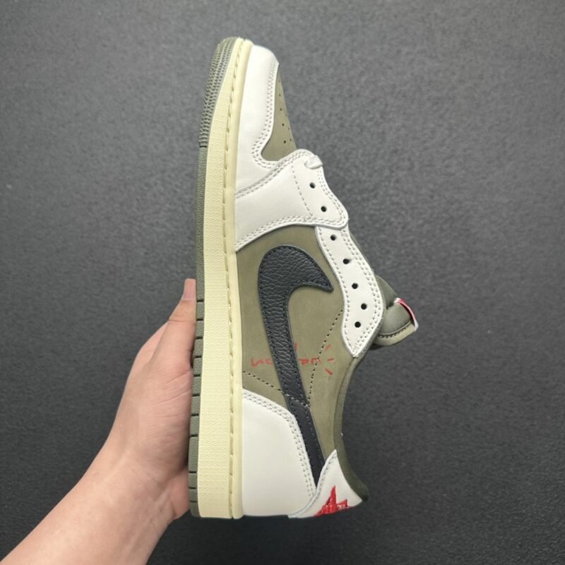 【AT3085】Travis Scott × Nike Air Jordan 1 Low OG SP "Reverse Olive" は、ナイキと人気ラッパーTravis Scottによる最新のコラボモデルです。これまでの大ヒットしたコラボシリーズの独特なデザインを継承し、クラシックさとトレンドを兼ね備えています 品番: DM7866-200