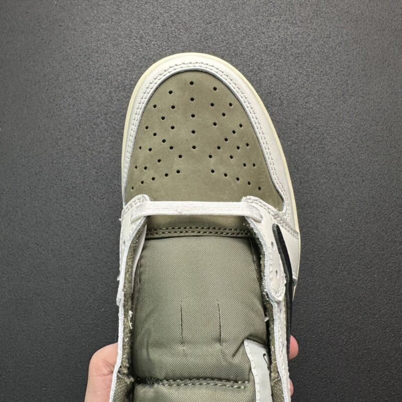 【AT3085】Travis Scott × Nike Air Jordan 1 Low OG SP "Reverse Olive" は、ナイキと人気ラッパーTravis Scottによる最新のコラボモデルです。これまでの大ヒットしたコラボシリーズの独特なデザインを継承し、クラシックさとトレンドを兼ね備えています 品番: DM7866-200