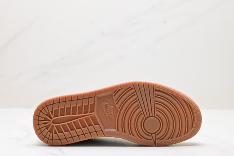 【AT3089】Travis Scott × Nike WMNS Air Jordan 1 Retro Low OG "Canary" トラヴィス・スコット × ナイキ ウィメンズ エアジョーダン1 レトロ ロー OG "カナリー" 品番: DZ4137-700