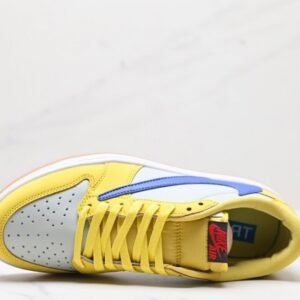 【AT3089】Travis Scott × Nike WMNS Air Jordan 1 Retro Low OG "Canary" トラヴィス・スコット × ナイキ ウィメンズ エアジョーダン1 レトロ ロー OG "カナリー" 品番: DZ4137-700