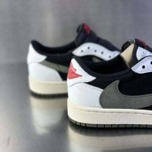 【AT3090】NIKE（ナイキ）×トラビス・スコット AIR JORDAN 1 LOW OG Medium Oliveは、トラビス・スコットとのコラボレーションスニーカーです DZ4137-106