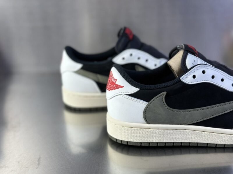 【AT3090】NIKE（ナイキ）×トラビス・スコット AIR JORDAN 1 LOW OG Medium Oliveは、トラビス・スコットとのコラボレーションスニーカーです DZ4137-106