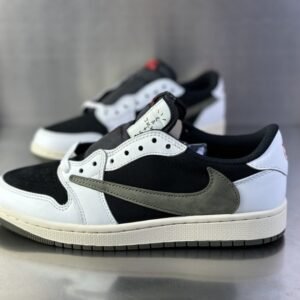 【AT3090】NIKE（ナイキ）×トラビス・スコット AIR JORDAN 1 LOW OG Medium Oliveは、トラビス・スコットとのコラボレーションスニーカーです DZ4137-106