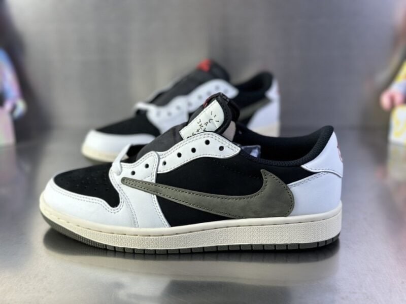 【AT3090】NIKE（ナイキ）×トラビス・スコット AIR JORDAN 1 LOW OG Medium Oliveは、トラビス・スコットとのコラボレーションスニーカーです DZ4137-106